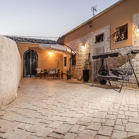 Abbraccio Del Carrubo Bed & Breakfast Scicli Bagian luar foto